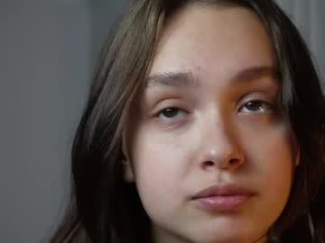 girl
        evi_woow cam image #174185