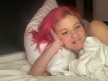 girl
        olive_nextdoor cam image #23955