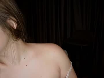girl
        serena_hall cam image #129242
