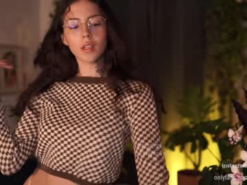 girl
        effylowell_ cam image #67070