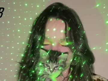 girl
        majja_ cam image #219016