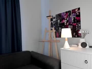 girl
        mineliaaa cam image #182919