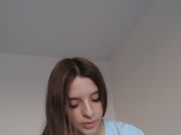girl
        lesi_moon cam image #104814