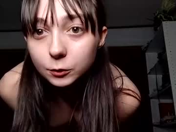 girl
        nrdyemogrl cam image #188851