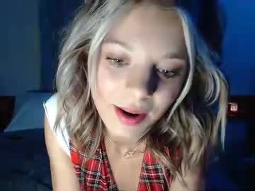 girl
        lily_marieee cam image #60556