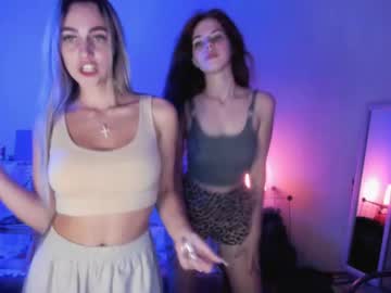 couple
        mila_blushh cam image #180703