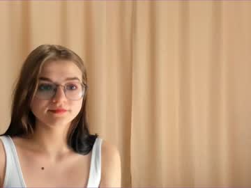 girl
        amyharvess cam image #74120