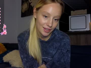 girl
        white_lime cam image #182409