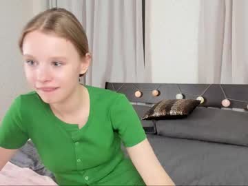 girl
        aislyworld cam image #152347
