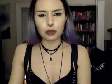 girl
        runacrow cam image #85157