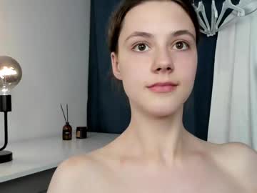 girl
        _hellsbells_ cam image #173211