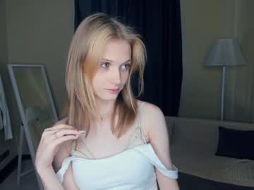 girl
        maidagentile cam image #183549