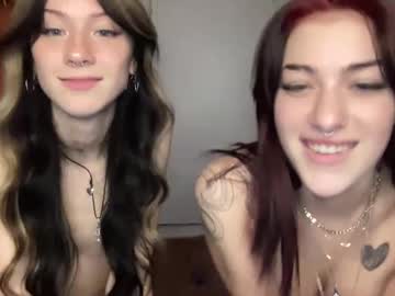 girl
        kimandcleo cam image #221391