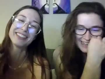 couple
        2gorls1link cam image #217742