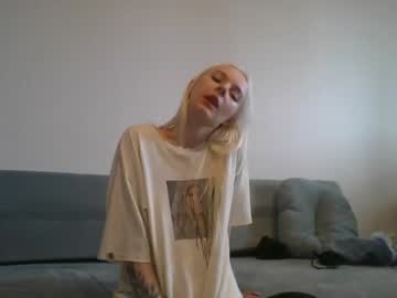 girl
        annieshyagain cam image #117521