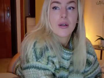 girl
        christinasiemone cam image #215267