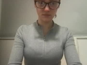 girl
        lilydunn cam image #216746