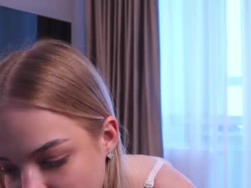 girl
        elsa_jeanie cam image #250216