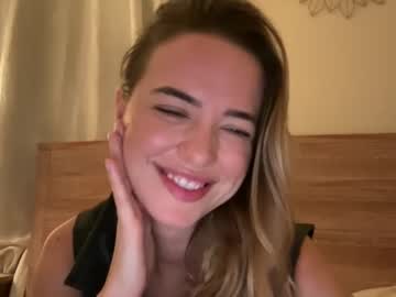 girl
        brookechance cam image #127666