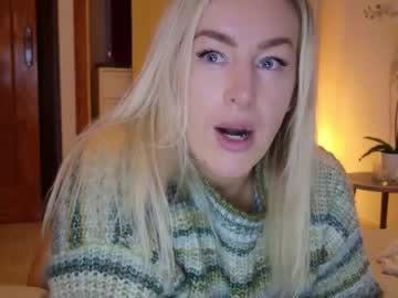 girl
        christinasiemone cam image #215272