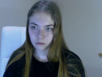 girl
        zoey_deuttch cam image #58705