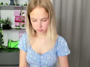 girl
        tenderness_18 cam image #258909