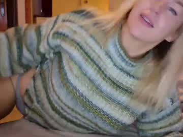 girl
        christinasiemone cam image #215285