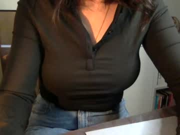 girl
        lillyandhertoyy cam image #145177