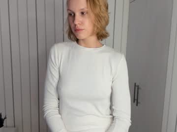 girl
        noreenelletson cam image #143011