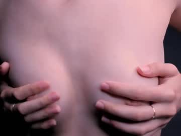 girl
        ririazeliaa cam image #203323