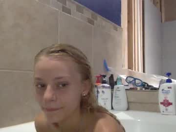 couple
        kellylivenow cam image #194120