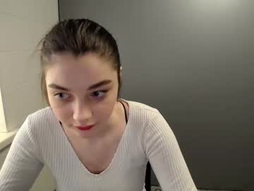 girl
        tellamaid_ cam image #64944
