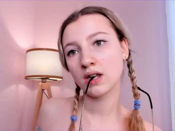 girl
        katiehastey cam image #144858