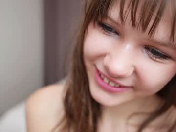 girl
        little_lola18 cam image #201438