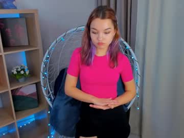 girl
        ainsleyfloor cam image #233300