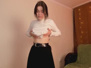 girl
        carolmoores cam image #30235