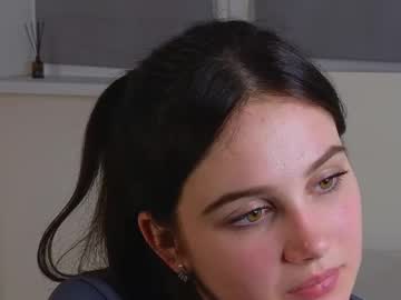 girl
        cwenbroadway cam image #253584