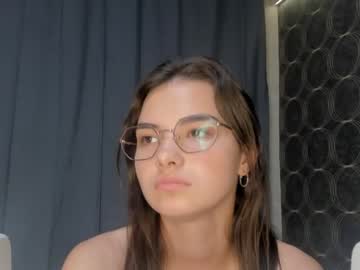 girl
        laurawhitea cam image #117157